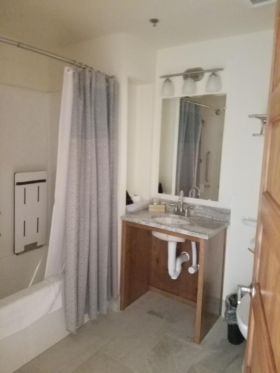 Отель Amity Flats Экстерьер фото